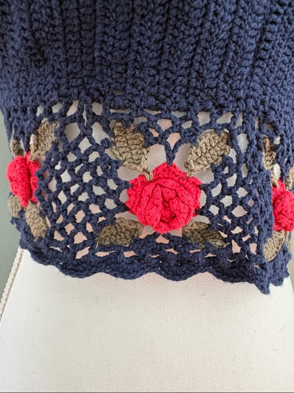 Forever 21 Navy Crochet Halter Crop Top Red Roses‎ Festival Medium - Picture 3 of 4